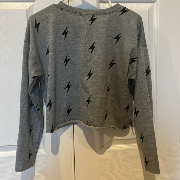 Worn 1X, socialite, women’s LS, lightweight, cropped top, lightning print - Picture 4 of 6